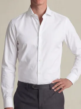 Camisa blanca lisa con detalles en punta, fácil de planchar